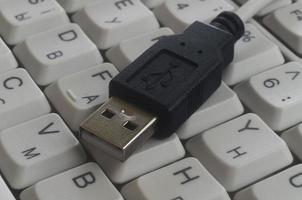USB-Eingang auf der weißen Tastatur foto
