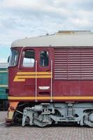 Kabine des modernen russischen Elektrozugs. Seitenansicht des Kopfes des Eisenbahnzuges mit vielen Rädern und Fenstern in Form von Bullaugen foto