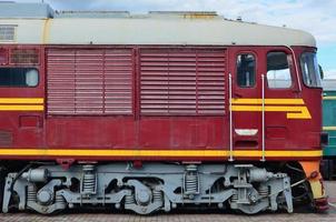Kabine des modernen russischen Elektrozugs. Seitenansicht des Kopfes des Eisenbahnzuges mit vielen Rädern und Fenstern in Form von Bullaugen foto