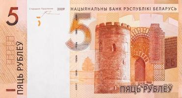 kamenets tower in kamyenyets auf weißrussland 5 rubleu banknote fragment 2009 foto