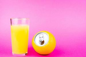 Orangensaft auf rosa Hintergrund foto