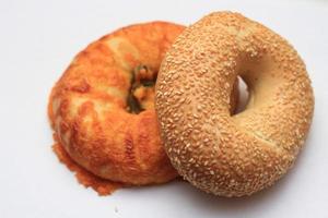 Bagel, 2 Donut geformte Brote gestapelt auf weißem Hintergrund foto