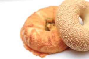 Bagel, 2 Donut geformte Brote gestapelt auf weißem Hintergrund foto