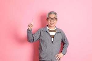 asiatischer mann auf rosa foto
