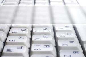 nahaufnahme der weißen computer-klassischen tastatur mit englischen und russischen buchstaben mit kopierraumfeld foto