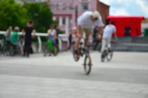 defokussiertes Bild vieler Leute mit BMX-Rädern. Treffen von Fans von Extremsportarten foto