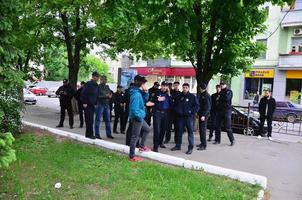 Kharkov, Ukraine - 17. Mai 2017 ukrainische Polizisten, die LGBT-Aktivisten Sicherheit bieten und sie vor Angriffen von Kharkovs Nazis und Ultras schützen foto