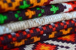 Stapel traditioneller ukrainischer Volkskunst gestrickte Stickmuster auf Textilgewebe foto