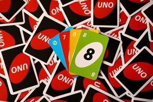 ternopil, ukraine - 15. mai 2022 viele bunte uno-spielkarten. uno ist ein amerikanisches Kartenspiel vom Shedding-Typ, das mit einem speziell bedruckten Deck gespielt wird foto