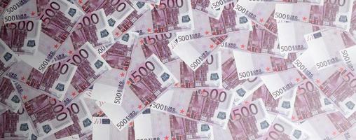 Geldhintergrund, bestehend aus lila Fünfhundert-Euro-Scheinen, die über den Bildschirm verteilt sind. Symbolisches Texturfoto des Reichtums foto