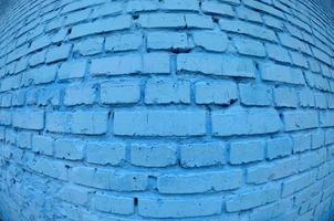 große Backsteinmauer, blau gestrichen. Fisheye-Foto mit ausgeprägter Verzerrung foto