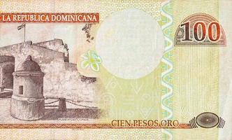 Puerta del Conde-Gebäude auf altem Geld der Dominikanischen Republik mit hundert Pesos foto