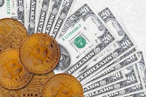 20 US-Dollar-Scheine und goldene Bitcoins. kryptowährungsinvestitionskonzept. Krypto-Mining oder -Handel foto