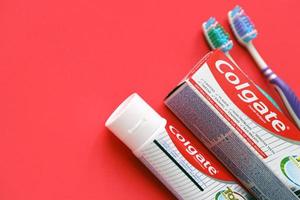 ternopil, ukraine - 23. juni 2022 colgate zahnpasta und zahnbürsten, eine marke von mundhygieneprodukten, die vom amerikanischen konsumgüterunternehmen colgate-palmolive hergestellt werden foto