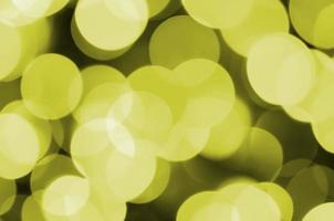 Bokeh-Effekt goldgelb defokussierter heller Hintergrund. weihnachtsbeleuchtung konzept foto