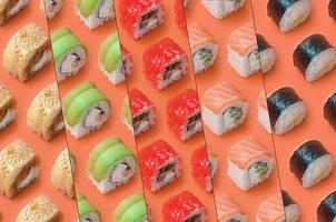 Collage mit verschiedenen Arten von asiatischen Sushi-Rollen auf orangefarbenem Hintergrund. Minimalismus Draufsicht flaches Laienmuster mit japanischem Essen foto