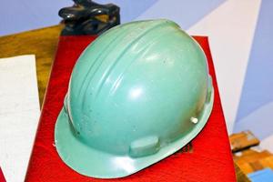 grüner Plastikschutzhelm für den Arbeiter. Schutzhelm zum Schutz des Kopfes von Personen, die unter gefährlichen Bedingungen in der Fabrik arbeiten foto