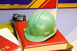 grüner Plastikschutzhelm für den Arbeiter. Schutzhelm zum Schutz des Kopfes von Personen, die unter gefährlichen Bedingungen in der Fabrik arbeiten foto