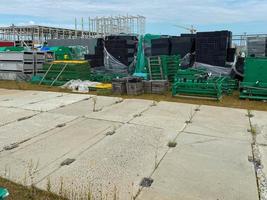 ein großes Freilager auf einer Baustelle, ein Lager für Industrieausrüstung und Materialien in Kisten auf einem Freilager foto