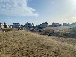 ein großes leeres Ödland mit Staub und Sand, eine vorbereitete Baustelle für die Entwicklung von Cottage-Gebäuden in einem warmen tropischen Land im Osten foto