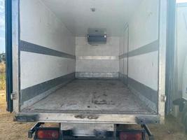 leerer, unbeladener LKW-Container-Anhängeraufbau ohne Ladung. Begriff Lieferung von Waren, Lieferketten, Lieferbedingungen, Incoterms dap, dpp foto