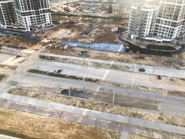 Schießen vom Dach des Hauses, Luftaufnahmen. hohe braune Häuser und grauer Asphalt. Bau eines neuen ergonomischen Bereichs, Stadt in der Stadt. der zentrale Teil des Bezirks foto