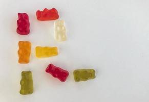 der buchstabe r aus schönen, süßen, köstlichen, mehrfarbigen, saftigen, saftigen fruchtgummibonbons von bären auf weißem hintergrund. süßes Alphabet foto