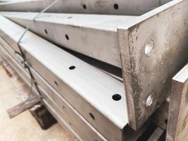 Metallkonstruktionen für den Bau und Rohre auf Paletten in einem Freiluftlager für die Lagerung von Materialien und Industrieausrüstung foto