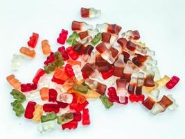 helle, schmackhafte, ungewöhnliche Gummibärchen aus Gelatine in verschiedenen Formen. farbige Bonbons aus Fruchtnektar. Marmelade in verschiedenen Formen, Bären, Würmer, Limonadenflaschen foto