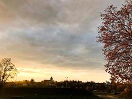 Landschaft eines schönen Parks und Herbstnatur mit Bäumen bei Sonnenuntergang foto