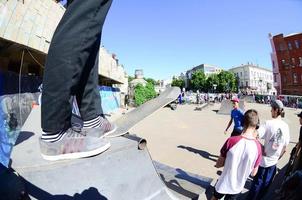 charkiw, ukraine - 27. mai 2018 skate-wettbewerb im outdoor-skatepark während des jährlichen festivals der straßenkulturen foto