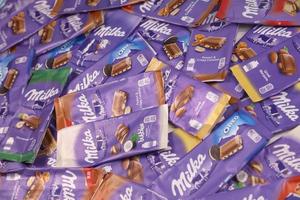 charkow, ukraine - 8. dezember 2020 viele verpackungen aus lila milka-schokolade. Milka ist eine Schweizer Schokoladenkonfektmarke, die von der Firma Mondelez International hergestellt wird foto