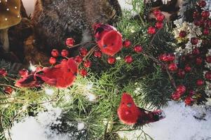 weihnachtskomposition mit roter weihnachtslaterne und dompfaff auf einem hintergrund von schneebedeckten tannenzweigen. festliche Dekoration. Grußkarte. Platz für Texte foto