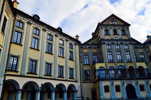 Hohe Kirchtürme und Türme, das Dach eines alten, mittelalterlichen Barockschlosses, eine Renaissance, Gotik in der Mitte Europas vor blauem Himmel foto