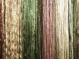 festlicher mehrfarbiger regenbogen glänzend silber schöne weihnachtsgirlande aus kunststoff funkelnd für das neue jahr, weihnachtsbaumlametta, festlich geschmückt. Textur. Hintergrund foto