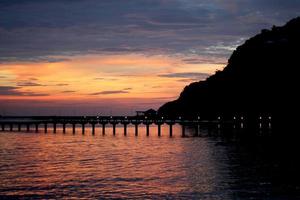 Silhouette Berge am Meer foto