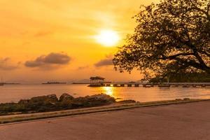 sonnenaufgang an der atsadang-brücke, koh si chang, chonburi, thailand foto