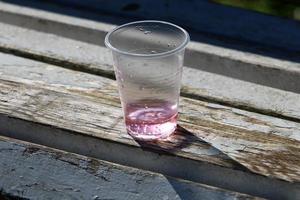 Ein alkoholfreies Erfrischungsgetränk wird in ein Glas gegossen. foto