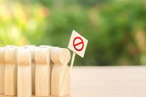 eine Menschenmenge mit Plakaten protestiert. ein wütender Mob von Holzfiguren von Menschen mit einem Plakat. soziale Unzufriedenheit und soziale Spannungen, Protest und Meinungsverschiedenheiten. ökologische Bewegung und Aktivismus. foto