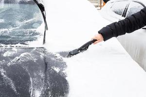 das Auto vom Schnee befreien foto