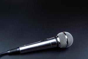Mikrofon auf schwarzem Hintergrund foto