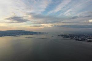 erste Penang-Brücke in der Sonnenuntergangsstunde foto