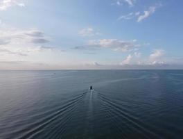 Luftaufnahme Fischerboot bewegt sich auf See foto