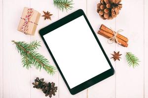 digitales Tablet-Mock-up mit rustikalen, weihnachtlichen, hölzernen, rustikalen Vintage-Hintergrunddekorationen für App-Präsentation. draufsicht mit kopierraum foto