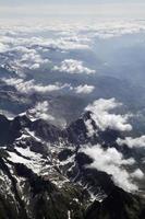 schneebedeckter berg aus einem flugzeug über den europäischen alpen gesehen foto