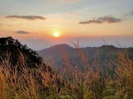 Gebirgstal bei Sonnenaufgang. natürliche Sommerlandschaft foto