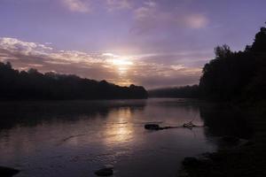 Morgennebel auf der Oberfläche des Flusses foto