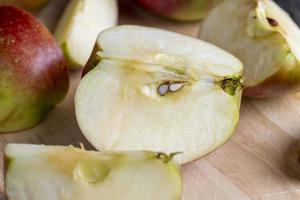 in Scheiben geschnittener reifer Apfel von roter Farbe foto