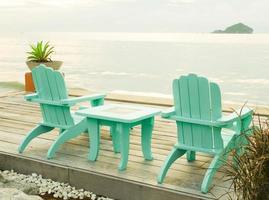 leerer blauer Stuhl des Paares nahe dem Strand foto