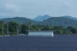 Solarpanel im Solarkraftwerk zur Innovation grüner Energie für das Leben. foto